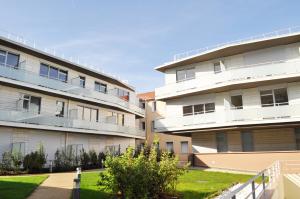an image of an apartment building at Domaine de l'Abbaye in Saint-Maur-des-Fossés