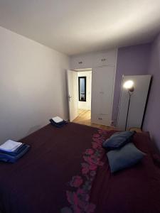 - une chambre avec un grand lit fleuri dans l'établissement Appart. familial aux portes de Paris, à Montrouge