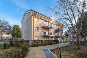 Το κτήριο όπου στεγάζεται  το διαμέρισμα