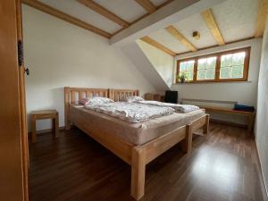 a bedroom with a large bed in a attic at Primel in Blaichach