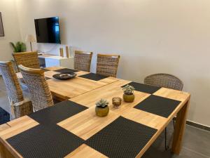 una sala da pranzo con tavolo e sedie in legno di Ferienwohnung PIER 2 in Cuxhaven a Cuxhaven