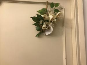 ヴェローナにあるFleur Blancheの壁に飾られた花瓶の白い花束