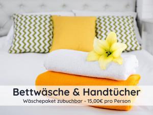 uma flor amarela sentada em cima de uma cama em Der Fuchsbau - 3 separate Blockhäuser - ruhige Lage - 50m bis zum Wald - eingezäunter Garten em Bad Sachsa