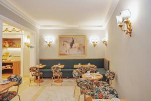 a restaurant with a table and chairs and a picture of a horse at Hotel City Palazzo Dei Cardinali in Rome