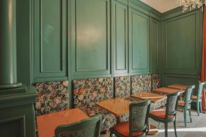 un restaurant avec des murs verts, des tables et des chaises dans l'établissement Hotel City Palazzo Dei Cardinali, à Rome 91 autres photos