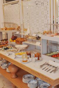 ein Buffet mit vielen verschiedenen Speisen auf dem Tisch in der Unterkunft Hotel City Palazzo Dei Cardinali in Rom