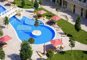 Výhľad na bazén v ubytovaní PANORAMIC-RESIDENCE Varna alebo v jeho blízkosti