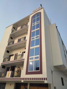 un edificio alto con una grande finestra di Goswami Guest House a Faizābād