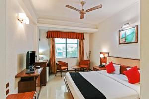 una camera d'albergo con letto e TV di Hotel Royal Empire a Jaipur