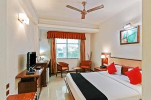 Hotel Royal Empire في جايبور: غرفه فندقيه سرير وتلفزيون