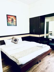 1 cama grande en una habitación con espejo en HOTEL SUNSHINE, en Nagpur