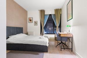 una camera con letto, scrivania e finestra di SD Luxury Apartment - Belgrade Waterfront a Belgrado