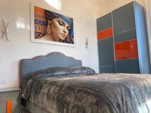 - une chambre avec un lit orné d'une peinture murale dans l'établissement Megaride Domus, à Ercolano