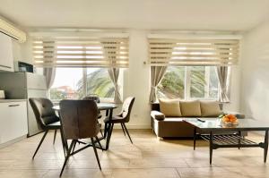 - un salon avec une table et un canapé dans l'établissement Ida 3 Apartments, à Dubrovnik