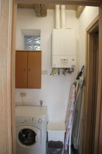 a small laundry room with a washer and dryer at Il Gelsomino in Trieste