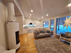 ein Wohnzimmer mit einem Sofa und einem Kühlschrank in der Unterkunft Villa Arctic Light in Rovaniemi