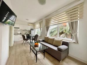 - un salon avec un canapé et une table dans l'établissement Ida 3 Apartments, à Dubrovnik