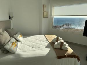- une chambre avec un lit et une vue sur l'océan dans l'établissement Los Balcones, à Salobreña