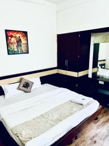 a bedroom with a large bed with a mirror at HOTEL SUNSHINE in Nagpur