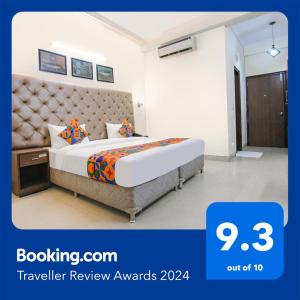 1 dormitorio con 1 cama en una habitación en FabHotel Radiant Inn DLF Phase 3 en Gurgaon