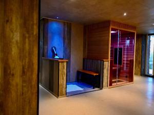 een kamer met een open haard en een glazen deur bij Hotel Waddengenot in Pieterburen