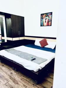 1 cama grande en una habitación con en HOTEL SUNSHINE, en Nagpur