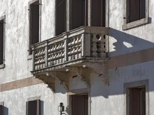 balcone sul lato di un edificio di Villa Stecchini a Bassano del Grappa