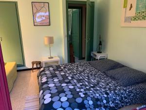 um quarto com uma cama com um edredão azul e branco em Le Gite de Sébastien à Manyaques em Le Tech