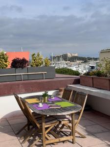 a table and chairs sitting on a roof at Penthouse avec Jacuzzi - Terrasse - Parking - Piscine in Antibes