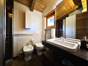 Bilik mandi di Hostdomus - Chalet Sun +30 gambar
