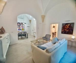 uma sala de estar com um sofá e uma mesa em Li Frati Suite em Lecce