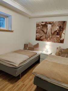 1 dormitorio con 2 camas y un cuadro en la pared en Meeresbrise, en Reianes