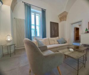 莱切Li Frati Suite的客厅里有一张沙发和一张桌子。