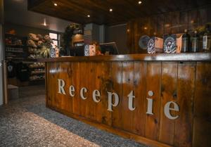 eine Bar mit der wortwörtlichen Schrift darauf in der Unterkunft Hotel Waddengenot in Pieterburen