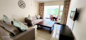 Una sala de estar con un sofá y una mesa de café. en Kwabiela 3 - Sleeps 6, en Margate
