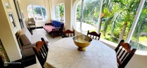 un comedor con una mesa con un tazón. en Kwabiela 3 - Sleeps 6, en Margate