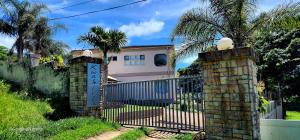 una puerta frente a una casa con una valla en Kwabiela 3 - Sleeps 6, en Margate