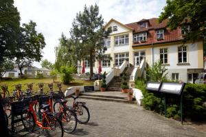un grupo de bicicletas estacionadas frente a una casa en Idyll Am Wolgastsee en Korswandt