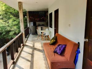 un sofá sentado en el balcón de una casa en Feel Home no1 private house 2BR, en Hinkong