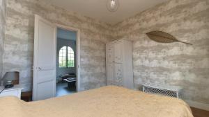 a bedroom with a bed and a desk at Maison "Sarah Bernhardt" in Andernos-les-Bains +24 photos