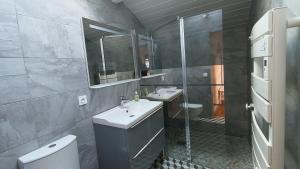 a bathroom with two sinks and a mirror and a toilet at Maison "Sarah Bernhardt" in Andernos-les-Bains