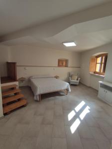 1 dormitorio con 1 cama en una habitación en Ferienwohnung Chiara, en Seneghe
