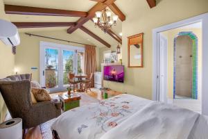 ein Schlafzimmer mit einem Bett und ein Wohnzimmer in der Unterkunft Spanish Style Cozy Studio in San Diego