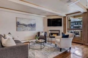 New Listing 2BR 2BA Condo - Mountain Views في أسبين: غرفة معيشة مع أريكة وكراسي وطاولة