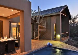 ein Haus mit einem Pool und einer Treppe in der Unterkunft Mjejane Luxury Self-Catering Villa in Hectorspruit