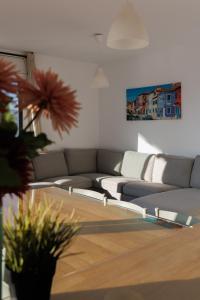 a living room with a couch and a table at Gran Apartmento Playa Badalona in Badalona