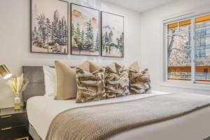 um quarto com uma cama com quatro fotografias na parede em New Listing 3BR 3BA Condo - Steps to Gondola em Aspen