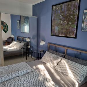 ein Schlafzimmer mit 2 Betten und einer blauen Wand in der Unterkunft BeB La Terrazza Sui Fieschi in Cogorno