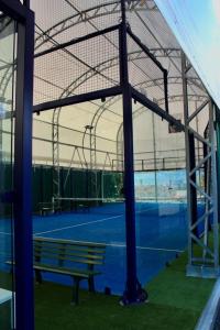 un campo da tennis con una panchina su un campo da tennis di San Michele Apartments&Rooms a Catanzaro