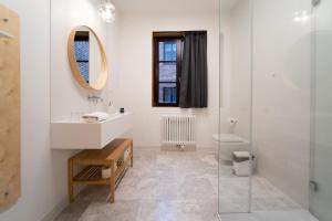 bagno con lavandino, servizi igienici e specchio di Avatary Miasta a Lublino